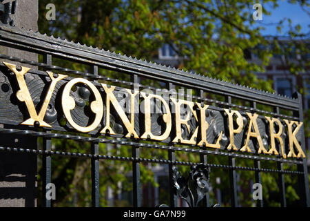 Eingangstor zum Vondelpark in Amsterdam, Niederlande im Frühjahr. Stockfoto