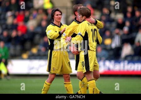 Steven McPhee (r) von Port Vale feiert das zweite Tor Stockfoto