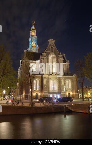 Nachtaufnahme der Westerkerk oder Westkirche in Amsterdam, Niederlande im Frühjahr. Stockfoto