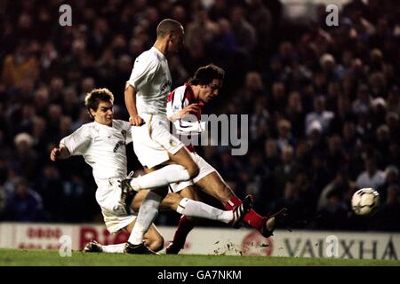 Fußball - FA Barclaycard Premiership - Leeds United / Arsenal. Robert Pires von Arsenal erzielt trotz der Aufmerksamkeit von Jonathan Woodgate von Leeds United ein ausgeglichendes Tor des Spiels Stockfoto