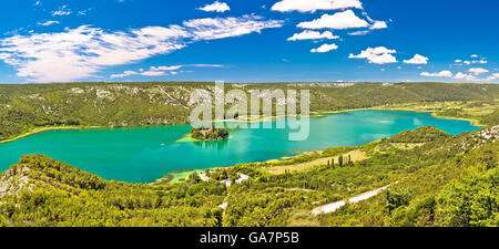Krka Nationalpark Panorama Blick auf den Fluss mit Kloster Visovac, Dalmatien, Kroatien Stockfoto