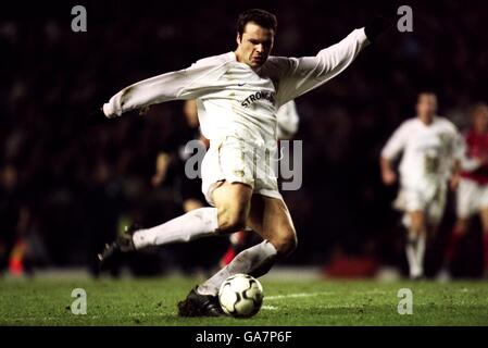 Fußball - FA Barclaycard Premiership - Leeds United / Arsenal. Mark Viduka von Leeds United schießt auf das Tor Stockfoto