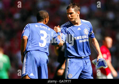 Fußball - Community Shield - Chelsea / Manchester United - Wembley Stadium. Chelseas Frank Lampard (rechts) und Ashley Cole Stockfoto