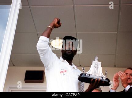 West Indies' Viv Richards feiert mit der Wisden Trophy, die West Indies dank des Sieges in der vorherigen Serie, nachdem seine letzte Testserie 2-2 gezogen wurde, behielt Stockfoto