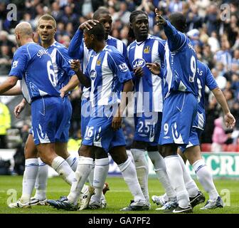 Fußball - Barclays Premier League - Wigan Athletic gegen Sunderland - JJB Stadium. Emile Heskey von Wigan Athletic feiert das Tor zum ersten Spiel mit seinen Teamkollegen Stockfoto