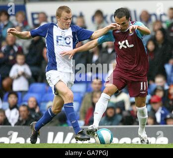 Fußball - Barclays Premier League - Birmingham City / West Ham United - St Andrews. Sebastian Larsson von Birmingham City und Matthew Etherington von West Ham United kämpfen um den Ball Stockfoto