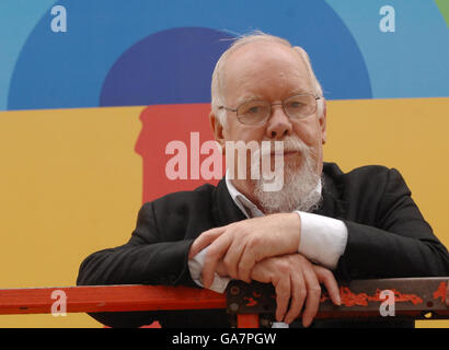 Der britische Pop-Künstler Sir Peter Blake beginnt mit der Arbeit an seinem "Coke Side of Life"-Themenkunstwerk und fixiert einen burlesken Transfer auf ein 20 Fuß großes Poster an der Londoner South Bank. Stockfoto