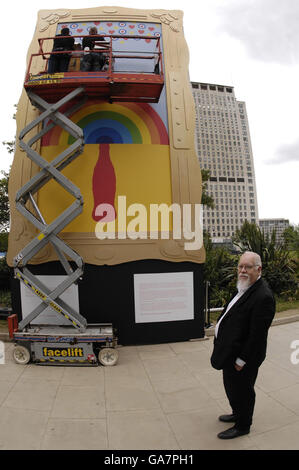 Der britische Pop-Künstler Sir Peter Blake beginnt mit der Arbeit an seinem "Coke Side of Life"-Themenkunstwerk und fixiert einen burlesken Transfer auf ein 20 Fuß großes Poster an der Londoner South Bank. Stockfoto