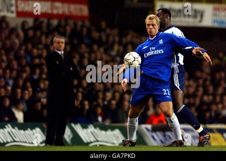 Fußball - Worthington Cup - Halbfinale - zweite Etappe - Tottenham Hotspur gegen Chelsea. Chelseas Manager Claudio Ranieri (l) beobachtet, wie Eidur Gudjohnsen den Ball vor Tottenham Hotspurs Ledley King abschirmt (r) Stockfoto