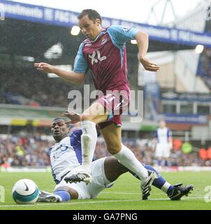 Fußball - Barclays Premier League - Birmingham City / West Ham United - St Andrews. Radhi Jaidi von Birmingham fordert Matthew Etherington von West Ham United für den Ball heraus Stockfoto