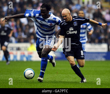 Reading's Andre Bikey (links) und Everton's Andrew Johnson in Aktion während des Barclays Premier League-Spiels im Madejski Stadium, Reading. Stockfoto