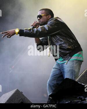 V Festival 2007. Kanye West spielt auf der V Stage während des V Festivals im Hylands Park in Chelmsford, Essex. Stockfoto