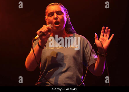 Sinead O'Connor tritt während des V Festivals im Hylands Park in Chelmsford, Essex, in der JJB Arena auf. Stockfoto