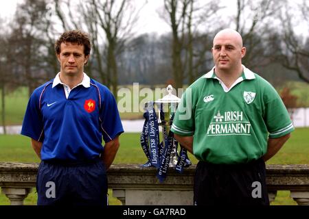 Fabian Galthie (Frankreich) und Keith Wood (Irland) beim Stoke Park Club für den Start des Lloyds Six Nations. Stockfoto