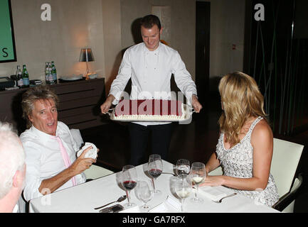 (Von links nach rechts) Rod Stewart, Theo Randall und Penny Lancaster sind im Intercontinental Hotel in London zu sehen. Sie waren dort für eine Party, die von Küchenchef Theo Randall veranstaltet wurde, um ihre Hochzeit zu feiern. Stockfoto