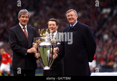 Fußball - FA Barclaycard Premiership - Manchester United / Sunderland. Martin Edwards, Chief Executive von Manchester United, hält zusammen mit Alex Ferguson die Trophäe der Premier League Stockfoto