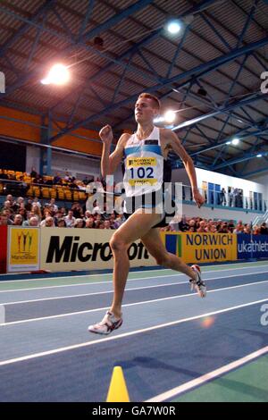 Leichtathletik - Norwich Union AAA Indoor Championships - Cardiff. Angus McLean tritt beim 1500-m-Rennen der Männer an. Stockfoto