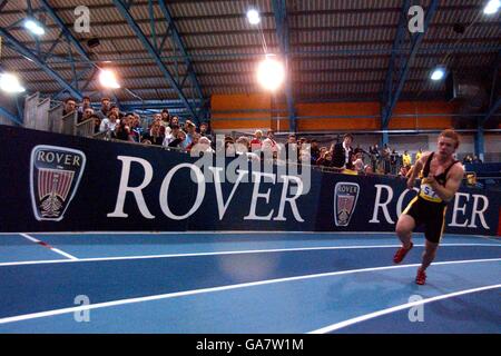 Leichtathletik - Norwich Union AAA Indoor Championships - Cardiff. Ben Ellis nimmt am 200-m-Rennen der Männer Teil. Stockfoto