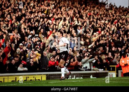 Fußball - FA Barclaycard Premiership - Fulham gegen Blackburn Rovers. Fulham's Steed Malbranque feiert vor den Heimfans nach dem zweiten Tor Stockfoto