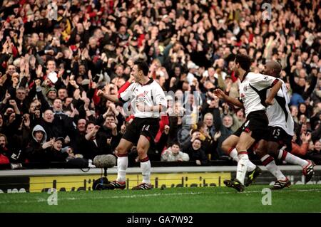 Fulham's Steed Malbranque feiert danach vor der Menge Erzielte das zweite Tor Stockfoto