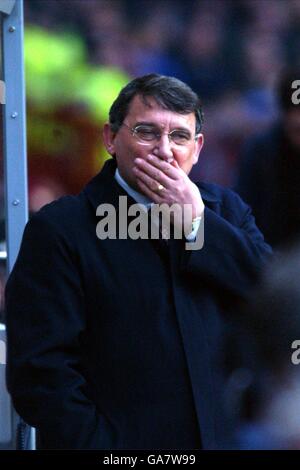 Fußball - FA Barclaycard Premiership - Aston Villa gegen Chelsea. Aston Villa Manager Graham Taylor ist sich nicht sicher, ob er es mag Stockfoto