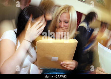 GCSE-Ergebnisse Tag. Schüler des Emmanuel College in Gateshead feiern ihre GCSE-Ergebnisse. Stockfoto