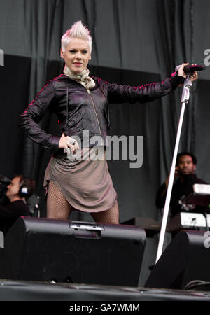 V Festival 2007. Pink tritt beim V Festival im Hylands Park in Chelmsford, Essex, live auf. Stockfoto