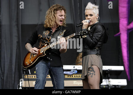 Pink tritt beim V Festival im Hylands Park in Chelmsford, Essex, live auf. Stockfoto