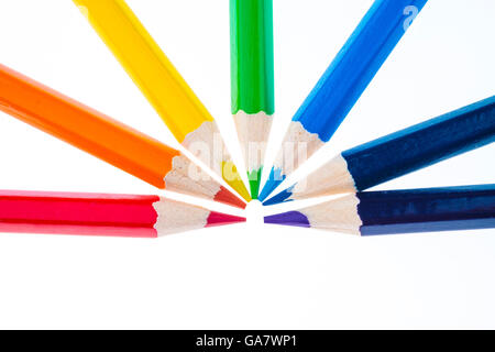Buntstifte bilden einen Regenbogen, isoliert auf weiss Stockfoto