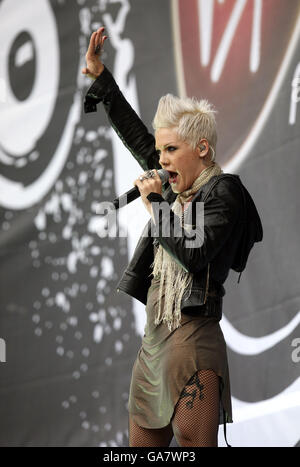 Pink tritt beim V Festival im Hylands Park in Chelmsford, Essex, live auf. Stockfoto