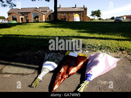 Blumen wurden vor der Kulisse des Pubs Fir Tree in Croxteth, Liverpool, gelegt, wo der 11-jährige Rhys Jones letzte Nacht getötet wurde. Stockfoto