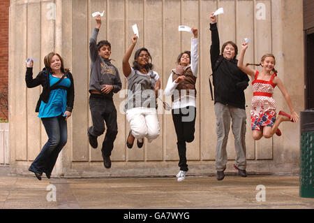 Studenten von Ryde Teaching (von links nach rechts) Eidan Glynn, 14, Ali Ahmed, 13, Anoja Thayaseian, 13, Priyanka Thakrar, 12, Joshua Thompson, 13 und Katie Phillips, 11 im Travel Lodge Hotel, nachdem sie ihre GCSE-Ergebnisse erhalten haben. Stockfoto