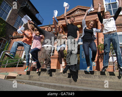 Eine Gruppe von Schülern, die alle über 10 A/A*-Noten erhielten, feiern ihre GCSE-Ergebnisse an der Bootham School in York. Stockfoto