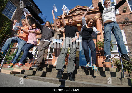 Eine Gruppe von Schülern, die alle über 10 A/A*-Noten erhielten, feiern ihre GCSE-Ergebnisse an der Bootham School in York. Stockfoto