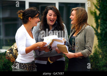 Die Schüler erhalten ihre GCSE-Ergebnisse an der Kings' School in Winchester, Hampshire. Stockfoto