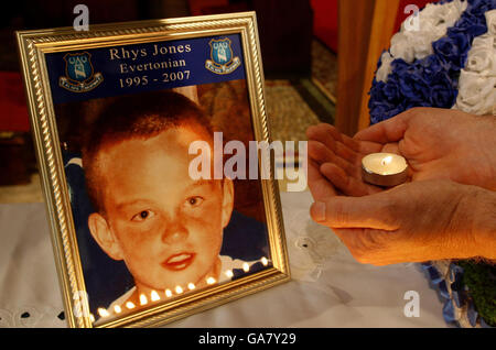 Eine Hommage an den ermordeten 11-jährigen Rhys Jones ist in der St. Luke's Church in Liverpool zu sehen. Stockfoto