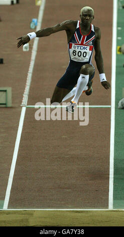 Der britische Phillips Idowu beendet die Dreisprunghitze während der IAAF-Weltmeisterschaft in Osaka, Japan. Stockfoto