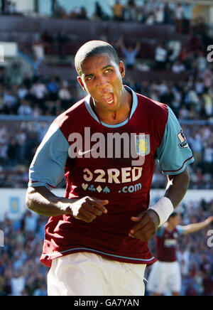 Ashley Young von Aston Villa feiert sein Tor gegen Fulham während des Spiels der Barclays Premier League in Villa Park, Birmingham. Stockfoto