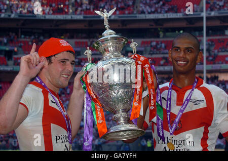 Paul Wellens (links) und Leon Pryce von St. Helens feiern ihren Sieg nach dem Carnegie Challenge Cup Finale im Wembley Stadium, London. Stockfoto