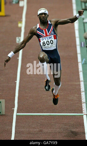 Der britische Phillips Idowu beendet das Dreisprungfinale während der IAAF-Weltmeisterschaft in Osaka, Japan. Stockfoto