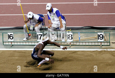 Der britische Phillips Idowu beendet das Dreisprungfinale während der IAAF-Weltmeisterschaft in Osaka, Japan. Stockfoto