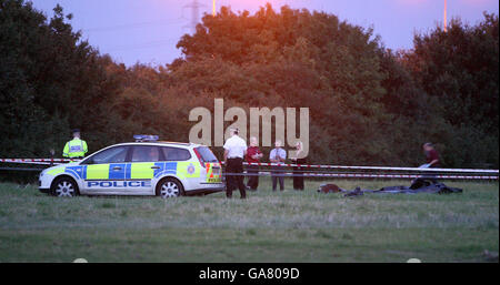 Ein allgemeiner Blick auf die Szene, nachdem ein dreijähriges Kind und ein Mann bei einem Flugzeugabsturz nahe der M25 in Navestock, Essex, ums Leben kamen. Stockfoto