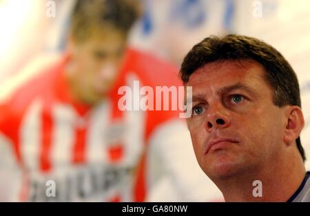 David O'Leary, Manager von Leeds United, spricht während der Pressekonferenz Stockfoto