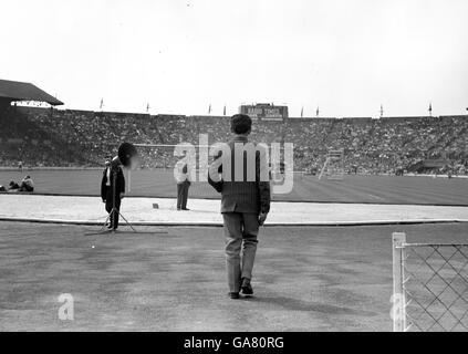 Fußball - FA Cup Finale - Wolverhampton Wanderers gegen Blackburn Rovers - Wembley. Unbekanntes Maskottchen vor dem Spiel. Stockfoto