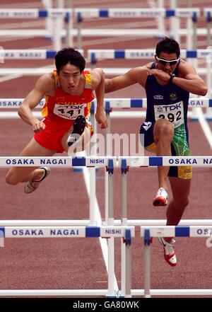 Der chinesische Xiang Liu (links) in Aktion während seines Qualifying Heat für die 110-m-Hürden der Männer. Stockfoto