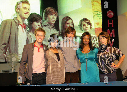 Die Stars von Disneys 'High School Musical' (links-rechts) Lucas Grabeel, Vanessa Hudgens, Zac Efron, Monique Coleman & Aleysa Rulin nehmen an einer Signing für ihre neue DVD im HMV, Central London, Teil. Stockfoto