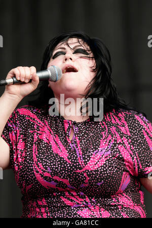 Beth Ditto von Gossip tritt auf der Hauptbühne beim Carling Reading Festival 2007 in Reading, Berkshire, auf. Stockfoto