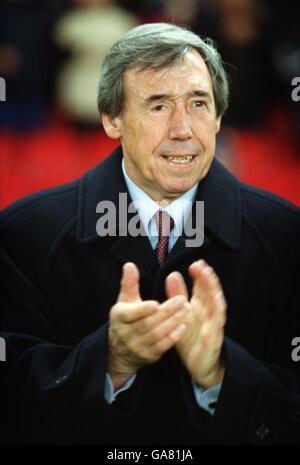 Ex-England und Stoke City Torhüter Gordon Banks wird applaudiert Nach der Vorstellung in der Menge zur Feier von Stoke 1972. Geburtstag der Gewinner des League Cups in der Stadt Stockfoto