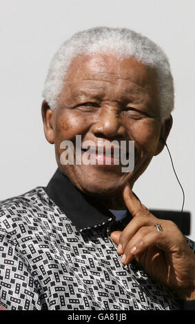 Der ehemalige südafrikanische Präsident Nelson Mandela wird heute zu seinen Ehren auf dem Parliament Square gegenüber dem Londoner Parlamentsgebäude enthüllt. Stockfoto