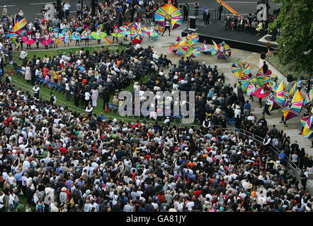 Auf dem Parliament Square gegenüber dem Londoner Parlamentsgebäude wird heute eine Statue des ehemaligen südafrikanischen Präsidenten Nelson Mandela enthüllt. Stockfoto